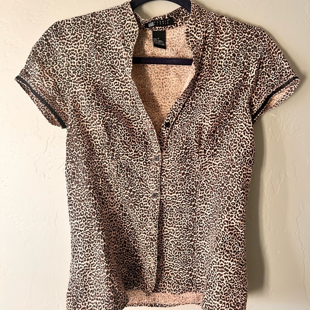 Stylish vintage flattering fit shirt from Carole Little